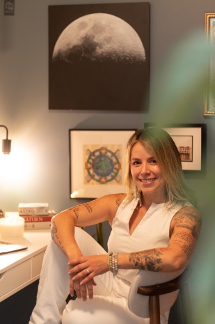 Astrologa Sara Rivera en oficina