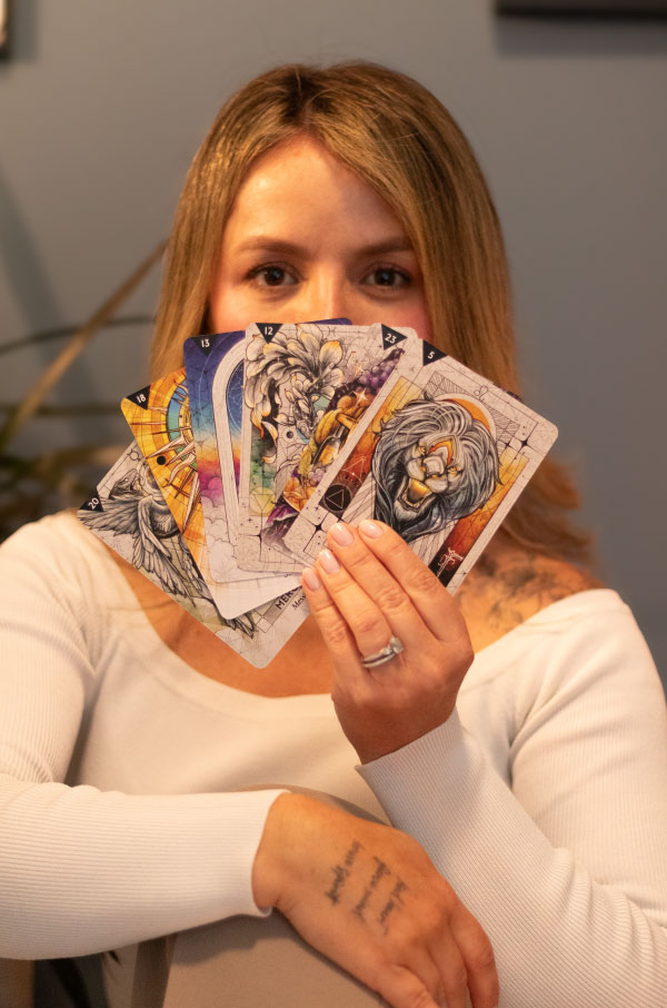 Astróloga con cartas